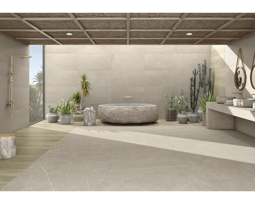Helles Badezimmer mit großformatigen Bodenfliesen in Steinoptik, einer freistehenden Steinbadewanne, Regendusche und mediterranen Pflanzen.