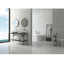 Modernes Badezimmer mit großformatigen Fliesen in Marmoroptik, Doppelwaschtisch mit zwei runden Spiegeln und freistehender Badewanne.