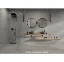 Modernes Badezimmer mit ebenerdiger Dusche, Fliesen in Marmor-Optik, zwei Aufsatzwaschbecken auf Holzregalen und runden Spiegeln.