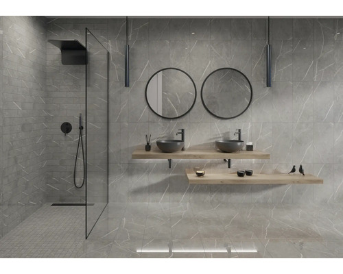 Modernes Badezimmer mit ebenerdiger Dusche, Fliesen in Marmor-Optik, zwei Aufsatzwaschbecken auf Holzregalen und runden Spiegeln.