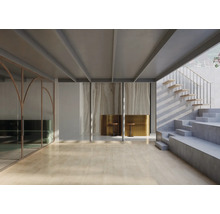 Moderner, heller Innenraum mit hellem Boden, Betontreppe, Glaswand und Bar mit goldfarbenen Theken.