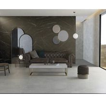Modernes Wohnzimmer mit Wandfliesen in dunkler Marmoroptik und hellgrauen Bodenfliesen aus Feinsteinzeug, Chesterfield-Sofa und Couchtisch.