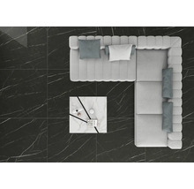Draufsicht auf ein modernes Wohnzimmer mit großformatigen Bodenfliesen in schwarzer Marmoroptik mit weißen Adern, einem Ecksofa und Couchtisch.