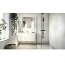 Modernes Badezimmer mit Waschtisch, Spiegel, ebenerdiger Dusche mit schwarzer Armatur und hängendem Unterschrank.