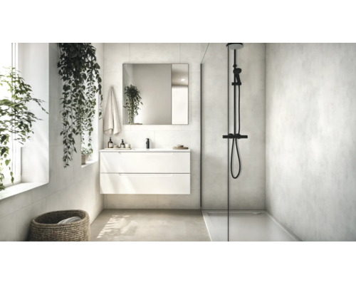 Modernes Badezimmer mit Waschtisch, Spiegel, ebenerdiger Dusche mit schwarzer Armatur und hängendem Unterschrank.