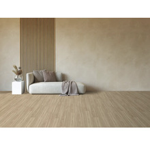 Wohnzimmer mit hellen Wandfliesen, einem Holzlamellenwandelement, einem modernen Sofa und einem hellen Holzlaminatboden.