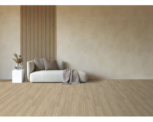 Wohnzimmer mit hellen Wandfliesen, einem Holzlamellenwandelement, einem modernen Sofa und einem hellen Holzlaminatboden.