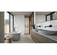 Modernes Badezimmer mit freistehender Badewanne, Doppelwaschtisch, Holzfronten und Marmoroptik-Fliesen bei Tageslicht.