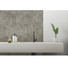 Modernes Badezimmer mit Waschtisch, schwarzer Armatur und Wandfliesen in Betonoptik mit Dekorationsartikeln.