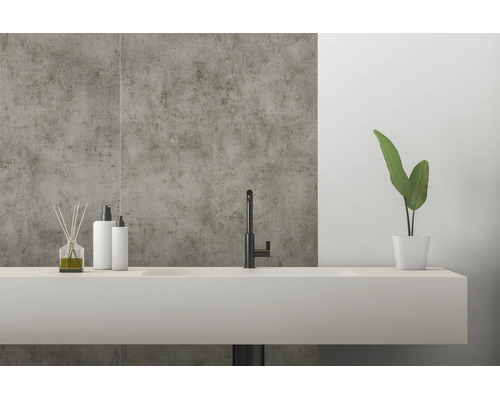 Modernes Badezimmer mit Waschtisch, schwarzer Armatur und Wandfliesen in Betonoptik mit Dekorationsartikeln.