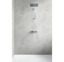 Duschsystem mit Kopfbrause und Handbrause sowie Thermostatarmatur vor einer Wand mit Marmoroptik