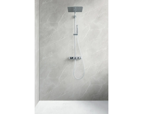 Duschsystem mit Kopfbrause und Handbrause sowie Thermostatarmatur vor einer Wand mit Marmoroptik
