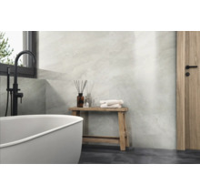 Modernes Badezimmer mit hellen Marmoroptik Wandfliesen, freistehender Badewanne, schwarzer Armatur, Holzhocker und Holztür.