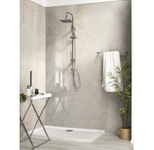 Moderne Dusche mit Duschpaneel in Steinoptik, quadratischem Duschkopf, Handbrause, weißer Duschwanne, Handtuchhalter und Pflanze.