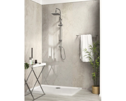 Moderne Dusche mit Duschpaneel in Steinoptik, quadratischem Duschkopf, Handbrause, weißer Duschwanne, Handtuchhalter und Pflanze.