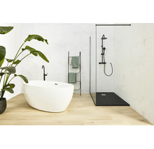 Modernes Badezimmer mit freistehender Badewanne, bodengleicher Duschkabine, Armaturen und Handtuchleiter in hellem Ambiente.