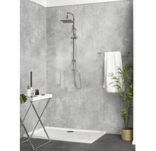 Moderne Dusche mit quadratischem Duschkopf, Wandverkleidung in Betonoptik, weißer Duschwanne, Handtuchhalter und dekorativer Pflanze.