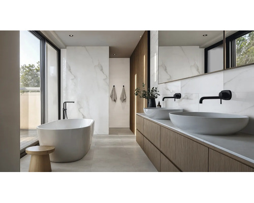 Modernes Badezimmer mit freistehender Badewanne, Doppelwaschtisch, Holzfronten und Marmoroptik-Fliesen bei Tageslicht.