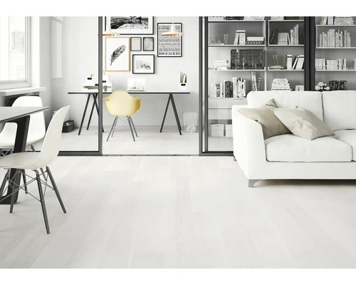 Hell gestalteter Wohnraum mit weißem Bodenbelag in Holzoptik, weißem Sofa, Glastüren und modernem Arbeitsbereich.