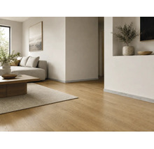 Modernes Wohnzimmer mit hellem Bodenbelag in Holzoptik, grauem Sofa und passenden Holzmöbeln in hellem Ambiente.