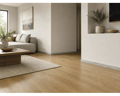 Modernes Wohnzimmer mit hellem Bodenbelag in Holzoptik, grauem Sofa und passenden Holzmöbeln in hellem Ambiente.