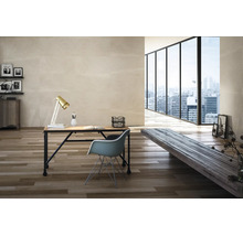 Modernes Zimmer mit hellen Wandfliesen und Holzboden, Schreibtisch und Stuhl vor Fensterfront mit Stadtblick.