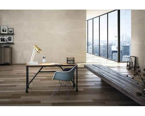Modernes Zimmer mit hellen Wandfliesen und Holzboden, Schreibtisch und Stuhl vor Fensterfront mit Stadtblick.