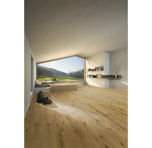 Heller, moderner Raum mit breiten Dielen in Eichenoptik, einem Panoramafenster mit Bergblick und minimalistischen Wandregalen.