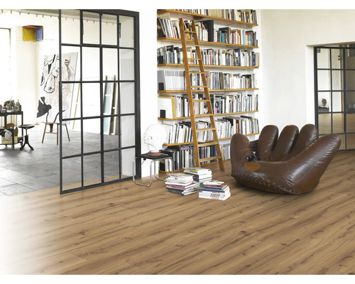 Laminatboden in Holzoptik in hellem Raum mit Bücherregal, Holzleiter und einem Sessel in Form eines Baseballhandschuhs.