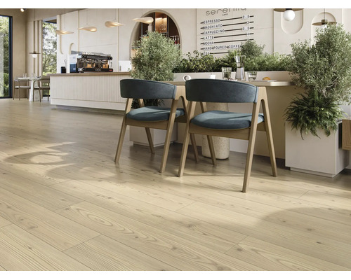 Heller Laminatboden in Holzoptik in einem modern eingerichteten Café mit Sitzbereich und Pflanzen.