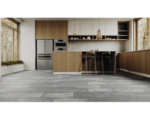 Moderne Küche mit hellgrauen Bodenfliesen in Steinoptik, Holzschränken und einer Kücheninsel mit Barhockern. Hell und geräumig.