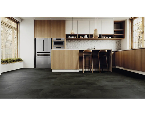 Moderne Küche mit dunklem Fliesenboden in Schieferoptik, Holzschränken, Kochinsel und Barhockern.