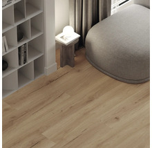 Modernes Wohnzimmer mit Bodenbelag in Eiche-Optik, weißem Regal, grauem Pouf und kleinem Beistelltisch mit Lampe.