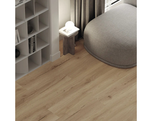 Modernes Wohnzimmer mit Bodenbelag in Eiche-Optik, weißem Regal, grauem Pouf und kleinem Beistelltisch mit Lampe.