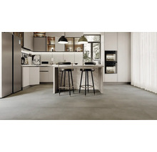 Moderne, helle Küche mit großformatigem Bodenbelag in Betonoptik, einer Kücheninsel mit Barhockern und Einbaugeräten.