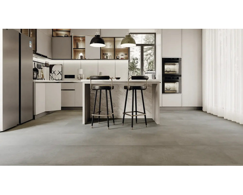 Moderne, helle Küche mit großformatigem Bodenbelag in Betonoptik, einer Kücheninsel mit Barhockern und Einbaugeräten.