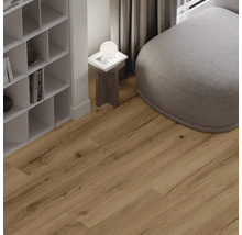 Modernes Wohnzimmer mit Bodenbelag in Eichenoptik, sichtbare Holzmaserung, weißes Regal und grauer Sitzhocker.