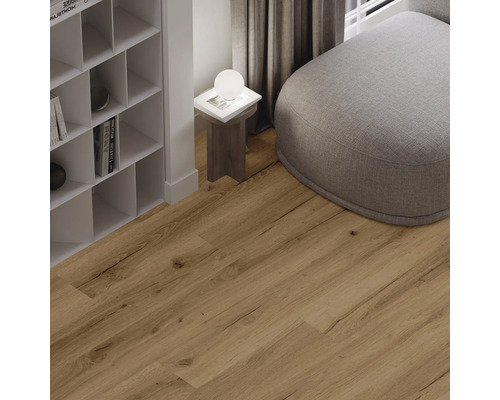 Modernes Wohnzimmer mit Bodenbelag in Eichenoptik, sichtbare Holzmaserung, weißes Regal und grauer Sitzhocker.
