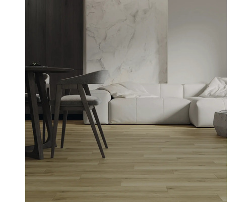 Modernes Wohnzimmer mit hellem Bodenbelag in Holzoptik, weißem Sofa, Marmorwand und dunklem Esstisch mit grauen Stühlen.