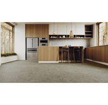 Moderne Küche mit Bodenfliesen in Steinoptik, Holzschränken, Kücheninsel mit Barhockern und Edelstahlgeräten in hellem, geräumigem Ambiente.