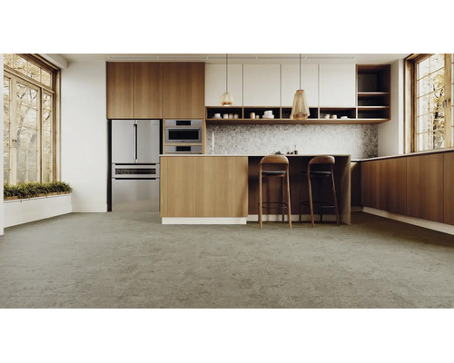 Moderne Küche mit Bodenfliesen in Steinoptik, Holzschränken, Kücheninsel mit Barhockern und Edelstahlgeräten in hellem, geräumigem Ambiente.