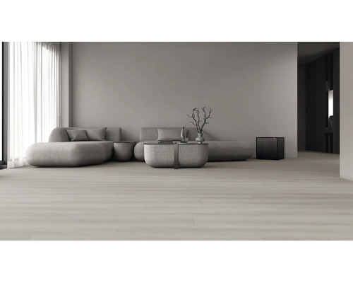 Modernes Wohnzimmer mit hellem Bodenbelag in Holzoptik, grauer Couch, Couchtisch und großen Fenstern. Helle, minimalistische Atmosphäre.