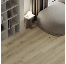 Laminatboden in Eichenoptik in einem hellen, organisierten Wohnraum mit Regal, Beistelltisch und Hocker.