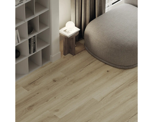 Laminatboden in Eichenoptik in einem hellen, organisierten Wohnraum mit Regal, Beistelltisch und Hocker.