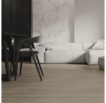 Bodenbelag in Holzoptik in einem modernen Wohnzimmer mit weißem Sofa, dunklem Esstisch und einer Wand in Marmoroptik.