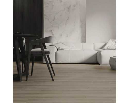 Bodenbelag in Holzoptik in einem modernen Wohnzimmer mit weißem Sofa, dunklem Esstisch und einer Wand in Marmoroptik.