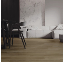Modernes Wohnzimmer mit Bodenbelag in Eichenoptik, weißem Sofa, dunklen Esszimmerstühlen und einer Wandpaneele in Marmoroptik.