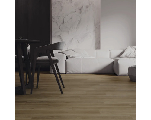 Modernes Wohnzimmer mit Bodenbelag in Eichenoptik, weißem Sofa, dunklen Esszimmerstühlen und einer Wandpaneele in Marmoroptik.