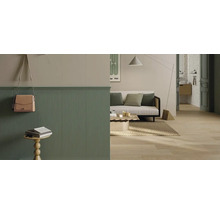 Modernes Wohnzimmer mit gerippten Wandpaneelen, hellem Sofa und Bodenfliesen in Holzoptik.
