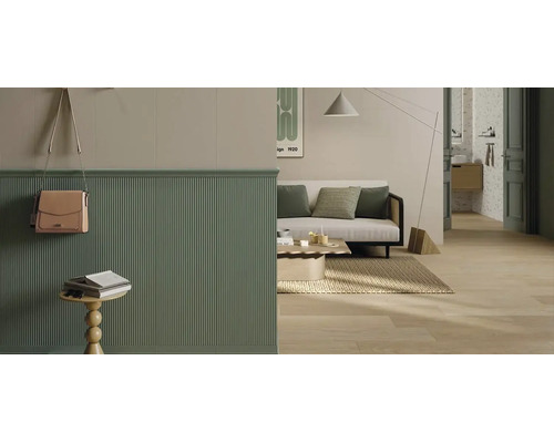 Modernes Wohnzimmer mit gerippten Wandpaneelen, hellem Sofa und Bodenfliesen in Holzoptik.